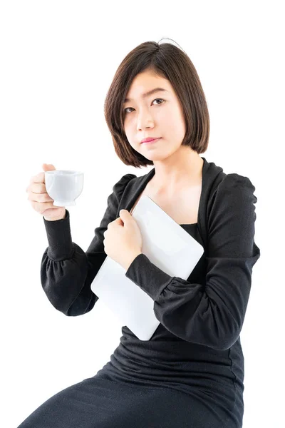 Nő gazdaság kávéscsésze és digitális tabletta izolált fehér — Stock Fotó