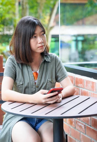 Kvinna som sitter på caféets terrass — Stockfoto