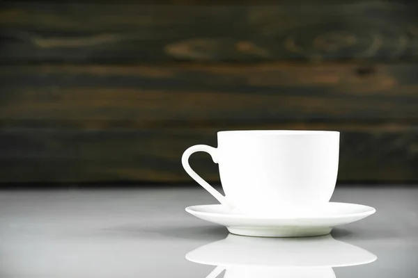 Taza de café en la mesa con fondo de madera —  Fotos de Stock