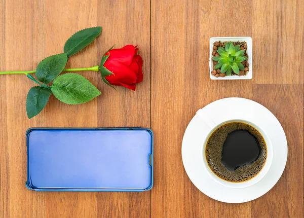 Copa blanca de café y rosa roja con teléfono celular San Valentín cóncavo —  Fotos de Stock