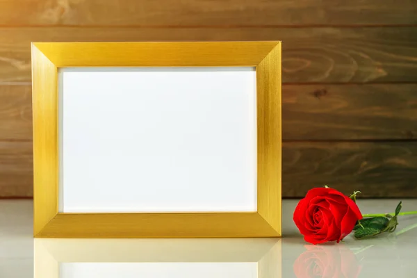 Imagem mock up com moldura dourada na mesa com espaço de cópia — Fotografia de Stock