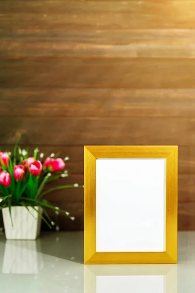 Imagem mock up com moldura dourada na mesa — Fotografia de Stock