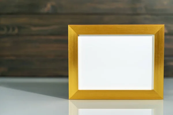Föreställ dig gyllene ram mocka upp på bordet — Stockfoto