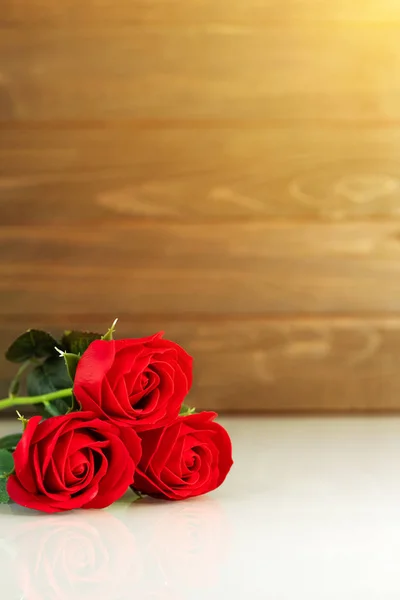 Roses rouges sur la table avec espace de copie — Photo