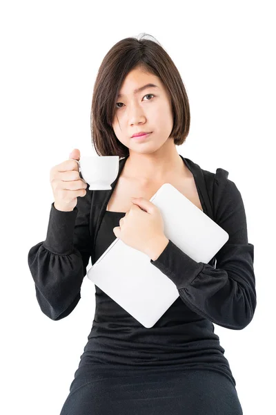 커피 컵 과 디지털 태블릿을 들고 있는 백인 여성 — 스톡 사진