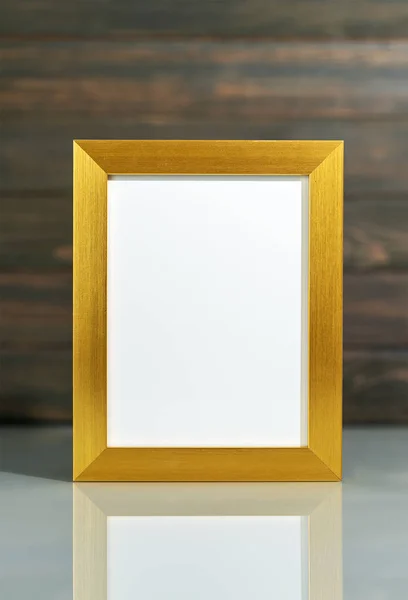 Imagen marco dorado maqueta en la mesa — Foto de Stock