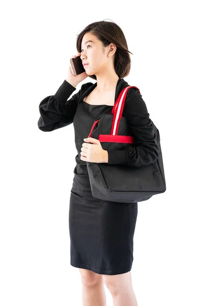 검정 색 쇼핑백을 들고 핸드폰 쇼핑 폰을 사용하는 여성 — 스톡 사진