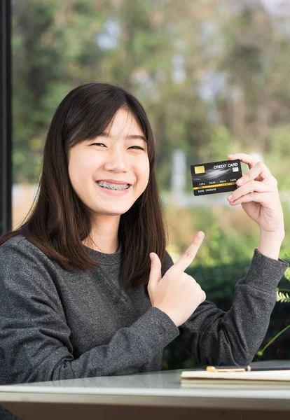 Close up young woman holding credit card — 스톡 사진