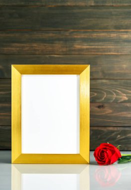 Resim, üzerinde kopya alanı olan altın çerçeve ile taklit edilir