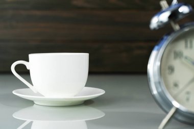 kahve fincanı ve çalar saat