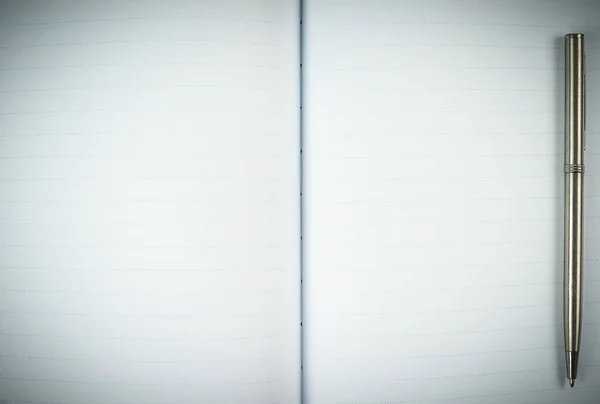 Diario de cuaderno en blanco con pluma de plata —  Fotos de Stock