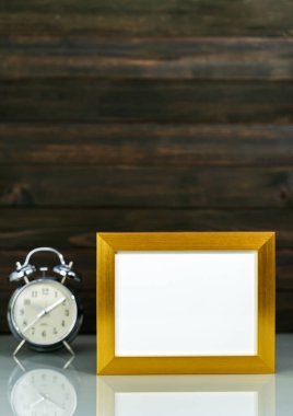 Altın çerçeveli ve alarmlı saat 