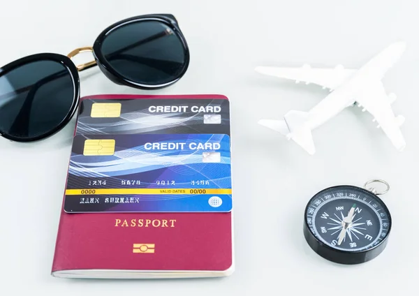 护照和信用卡，防晒霜，白色飞机 — 图库照片