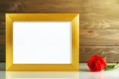 Resim, üzerinde kopya alanı olan altın çerçeve ile taklit edilir