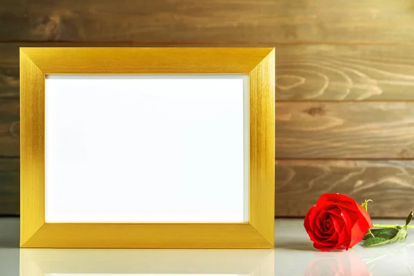Imagem mock up com moldura dourada na mesa com espaço de cópia — Fotografia de Stock