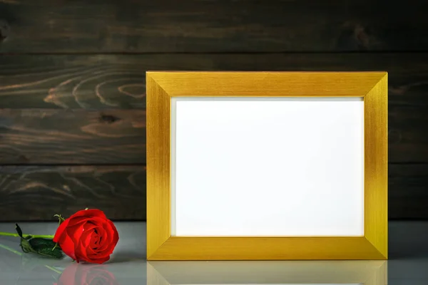 Obrázek maketa se zlatým rámečkem na stole s kopírovacím prostorem — Stock fotografie