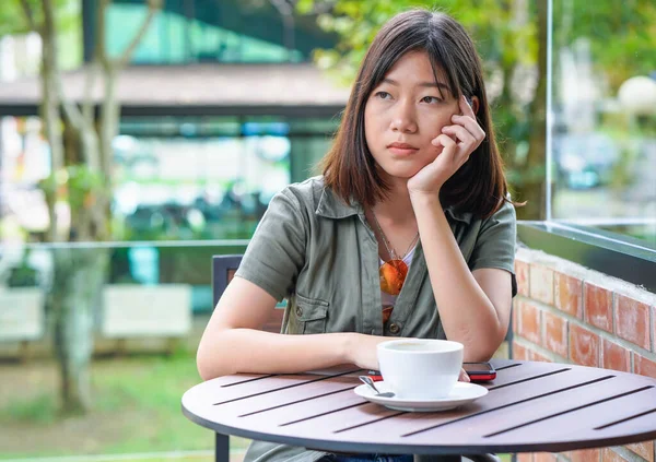 Kvinna som sitter på ett kafé terrass — Stockfoto
