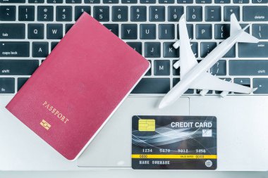 Klavyede kredi kartı ve pasaport