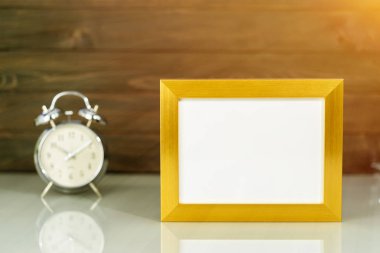 Altın çerçeveli ve alarmlı saat 