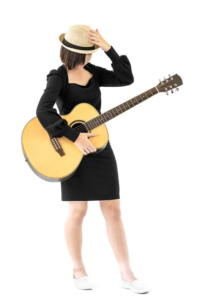 Kvinna håller gitarr folksång i handen — Stockfoto