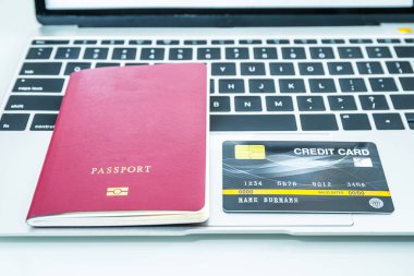 Klavyede kredi kartı ve pasaport