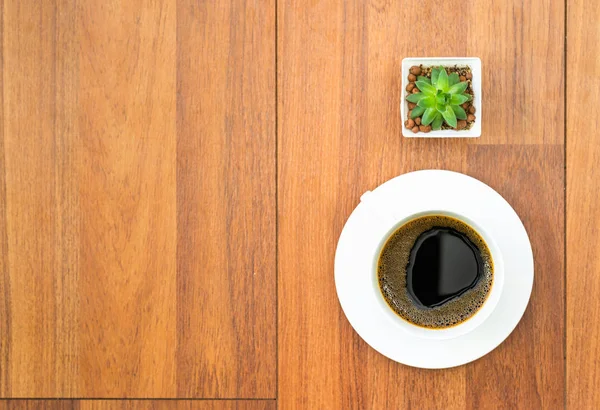 Tasse blanche de café sur fond de bois — Photo