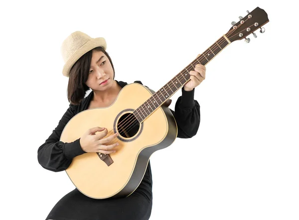 Ung Asiatisk Kvinna Hålla Gitarr Folksång Handen Isolera Vit Bakgrund — Stockfoto