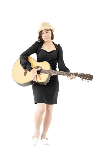 Ung Asiatisk Kvinna Hålla Gitarr Folksång Handen Isolera Vit Bakgrund — Stockfoto