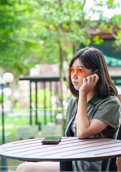 Mujer Bonita Sentada Una Terraza Cafetería Usar Teléfono Inteligente —  Fotos de Stock