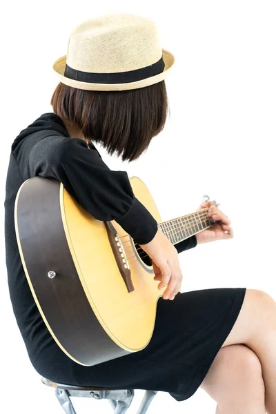 Ung Asiatisk Kvinna Sitter Och Spelar Gitarr Gitarr Folksång Handen — Stockfoto