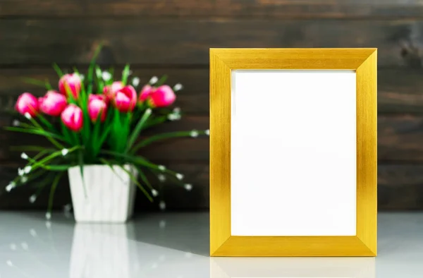 Obrázek Maketa Zlatým Rámečkem Umělé Květiny Váza Kytice Přes Stůl — Stock fotografie