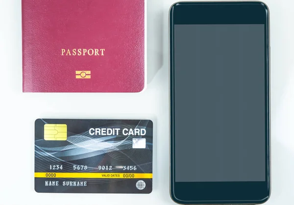 Inteligentní Telefon Pas Kreditní Karta Bílém Pozadí Cestovní Koncept — Stock fotografie