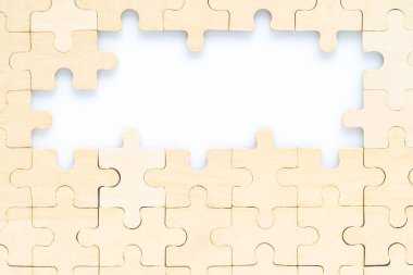 Beyaz arka planda tahta yapboz parçaları, iş konsepti