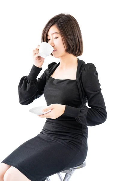 Mujer Joven Sittng Sosteniendo Taza Café Sobre Fondo Blanco —  Fotos de Stock