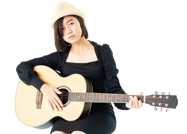 Joven Mujer Asiática Sentada Tocando Guitarra Guitarra Folk Canción Mano —  Fotos de Stock