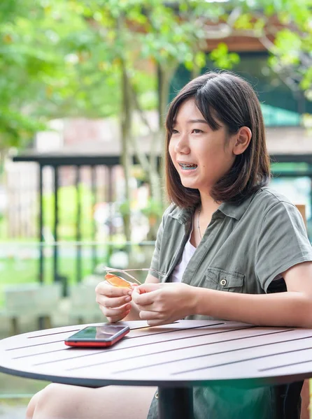 Mujer Bonita Sentada Una Terraza Cafetería Usar Teléfono Inteligente —  Fotos de Stock