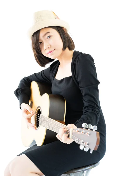Młoda Azjatycka Kobieta Siedzi Gra Gitarze Ludowej Piosenki Jej Ręce — Zdjęcie stockowe