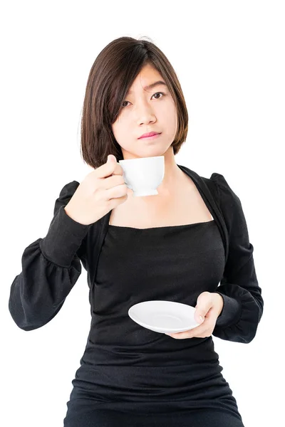 Молодая Женщина Сидит Держа Чашку Кофе Белом Фоне — стоковое фото