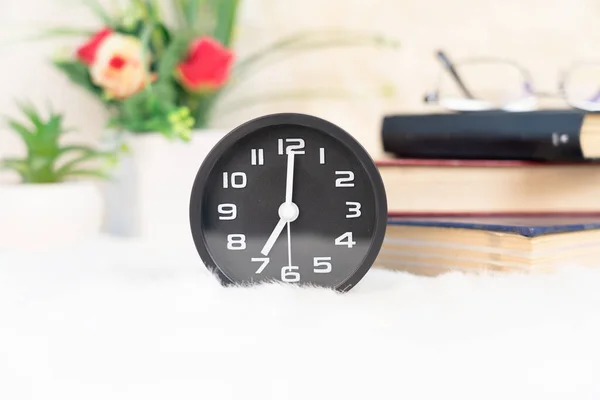 Primer Plano Reloj Despertador Negro Con Libro Apilado Mesa —  Fotos de Stock