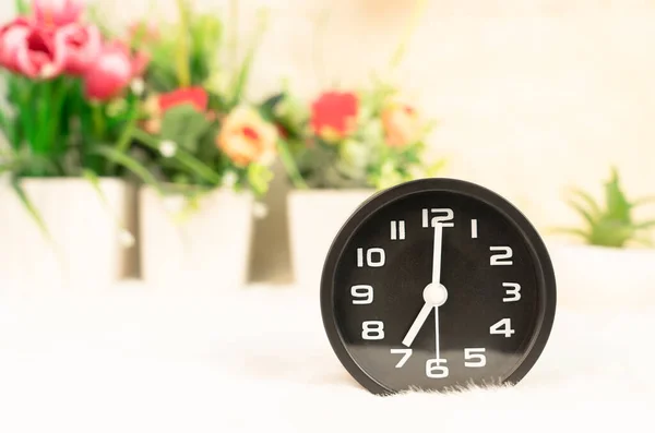 자명종 시계를 꽃병을 꽃다발을 놓는다 — 스톡 사진