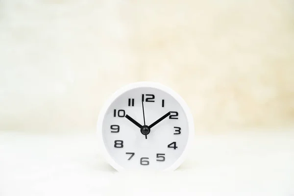 Masadaki Beyaz Alarmlı Saati Kapat Minimalizm Kavramı — Stok fotoğraf