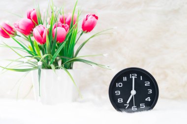 Siyah çalar saati kapat ve vazoda çiçek buketi olsun.