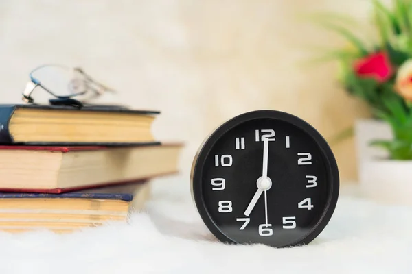 Feche Despertador Preto Com Livro Empilhado Mesa — Fotografia de Stock