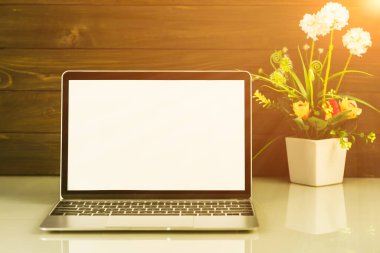 Çalışma masasında ahşap zemin olan dizüstü bilgisayarın ön görünümü