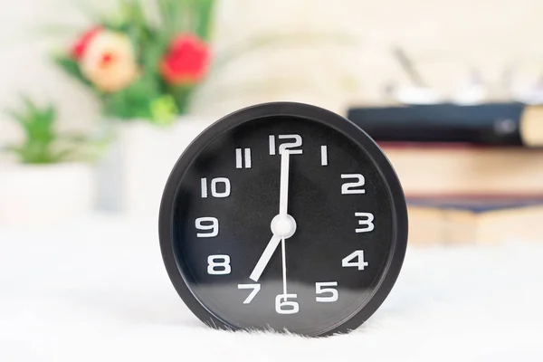 테이블 자명종 시계를 — 스톡 사진