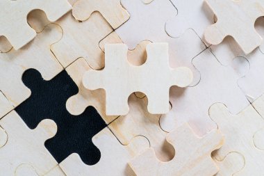 Tahta yapboz parçaları, siyah arka plan, iş konsepti.