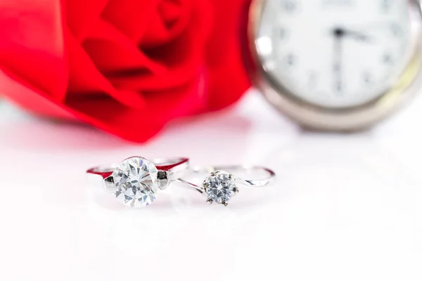 Feche Alianças Casamento Diamond Gem Com Relógio Fundo Branco Anéis — Fotografia de Stock