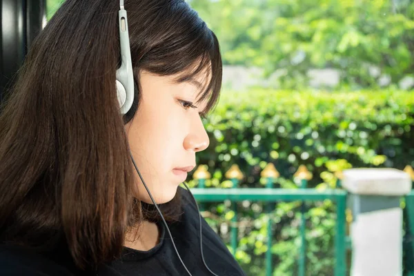 Happy Girl Listening Music Digital Tablet Room Home — Stock Photo, Image