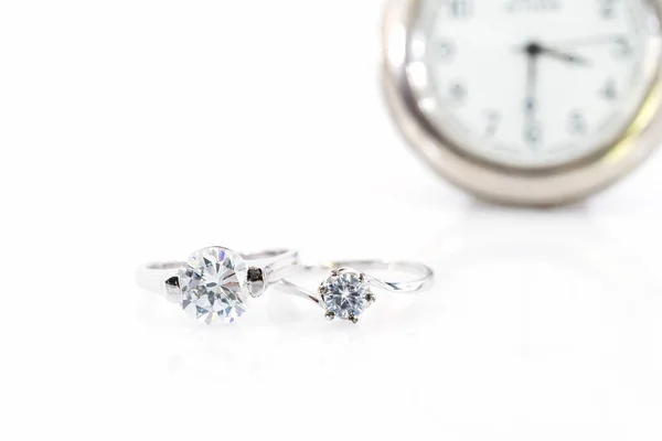 Feche Alianças Casamento Diamond Gem Com Relógio Fundo Branco Anéis — Fotografia de Stock