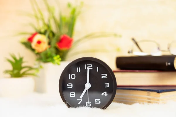 Primer Plano Reloj Despertador Negro Con Libro Apilado Mesa —  Fotos de Stock